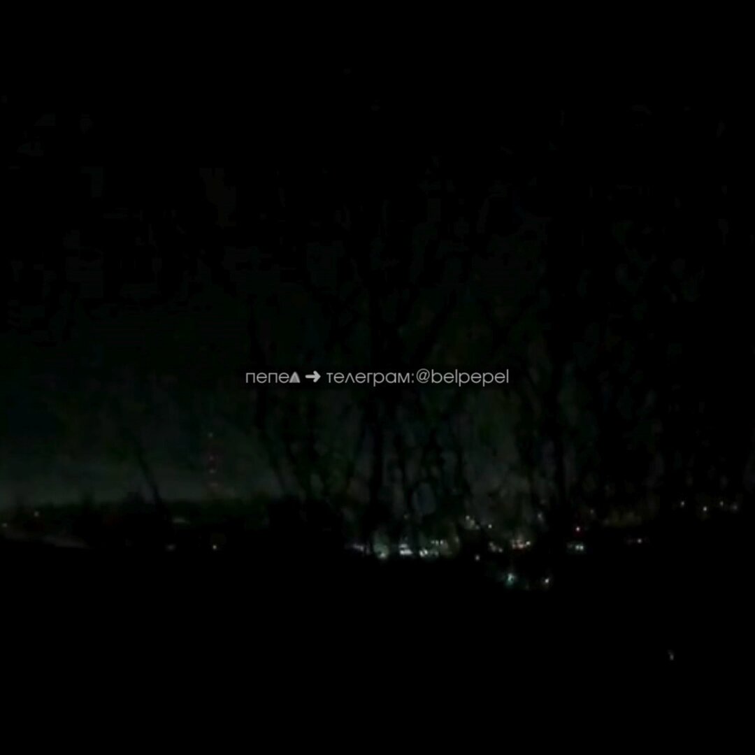 Pretty spectacular footage of tonight's Ukrainian strikes on the "Frunzenskaya" electrical substation located on the outskirts of the Russian city of Belgorod, with at least one interception by Russian air defenses visible. The attack caused power outages in the surrounding areas.