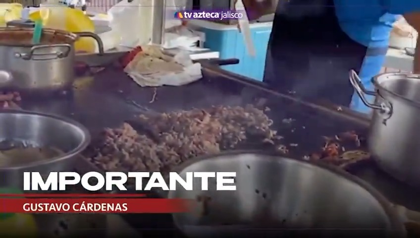 🛑#IMPORTANTE | ¡La única taquería abierta! Sobre Av. Chapultepec se encuentra el único establecimiento abierto en toda la ZMG. Los tapatíos hacen fila por más de 1 hora para comprar algo de comida. Con información: Gustavo Cárdenas, (Gustavo Cárdenas Padilla).