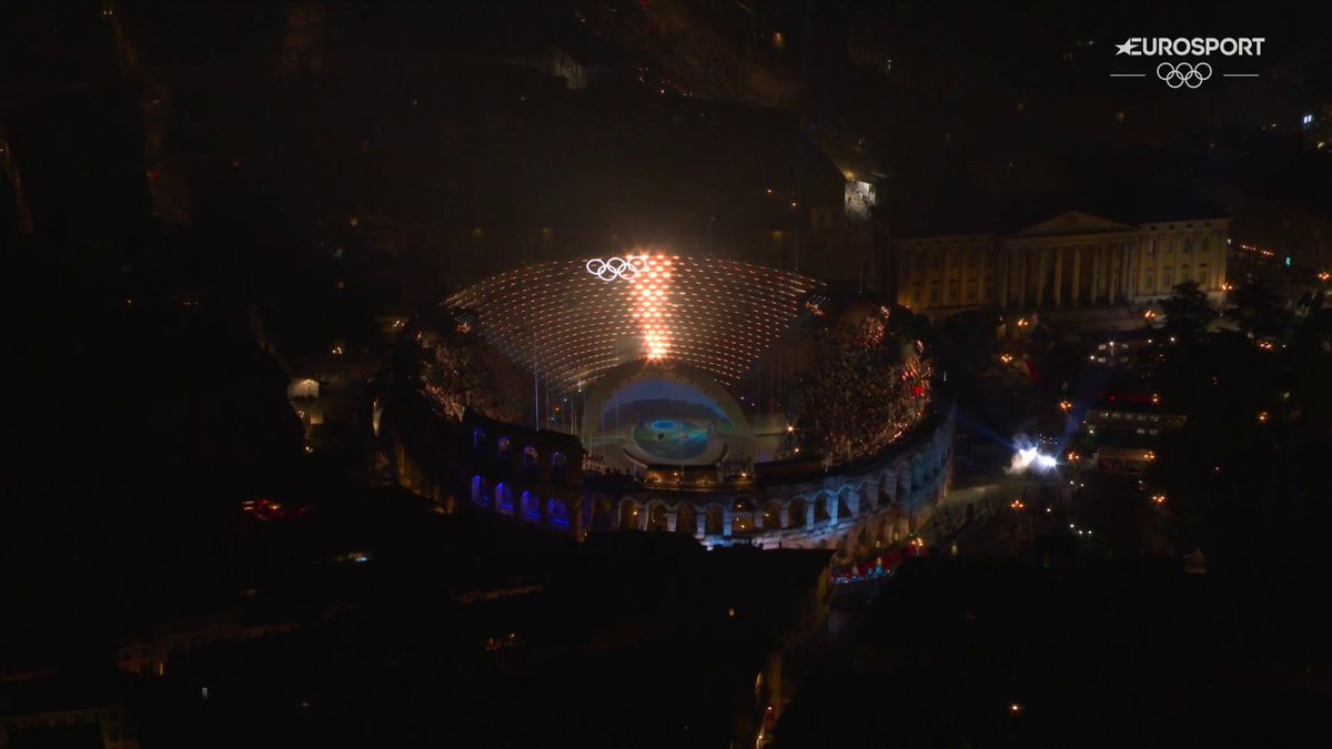 Achille Lauro sulle note di ‘Incoscienti giovani’ fa cantare tutta l’Arena di Verona, concludendo così la cerimonia di chiusura delle Olimpiadi di Milano-Cortina 2026