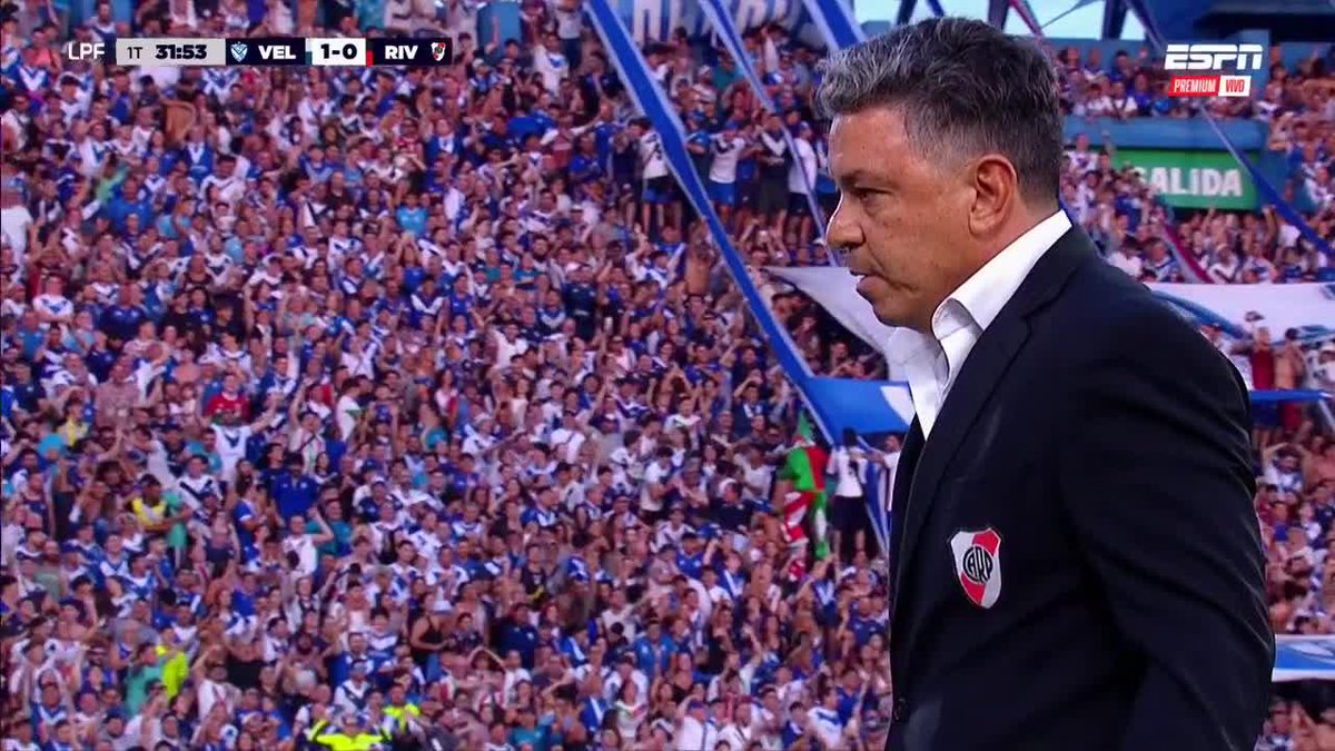 PARA VERLO EN DETALLE: Lanzini recuperó la pelota ante un pase de Juanfer y culminó la jugada con un gran remate al primer palo para marcar el 1-0 de Vélez a River en el Amalfitani por el #TorneoApertura. 📺 ESPN Premium | Suscribite al Pack Fútbol en