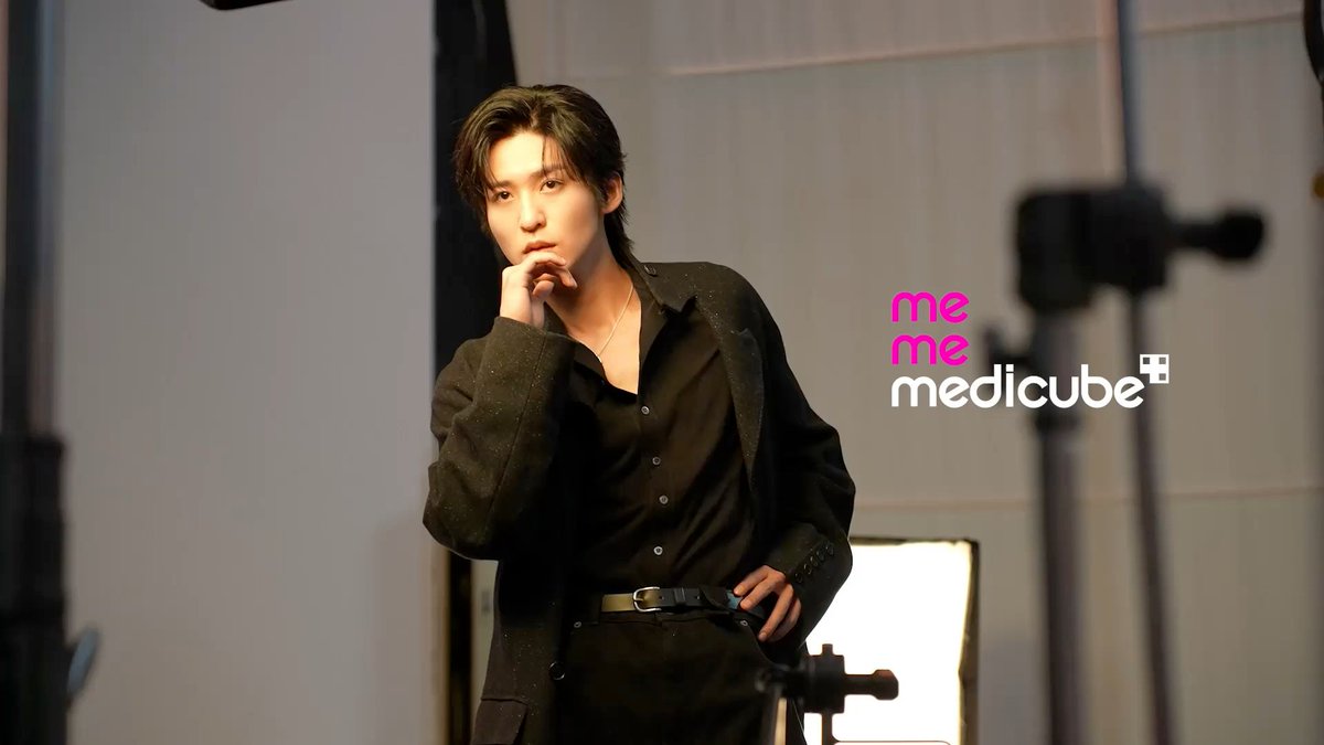 🎬CMメイキング映像公開！​ medicubeのCM撮影中の目黒蓮さんの様子はこちら👀✨​ ​カメラの前で魅せるプロフェッショナルな姿と、​ 撮影の合間に見せる自然な表情のギャップに注目です。​ ​#mememedicube #medicube #メディキューブ #目黒蓮 #RenMeguro #CM撮影 #メイキング