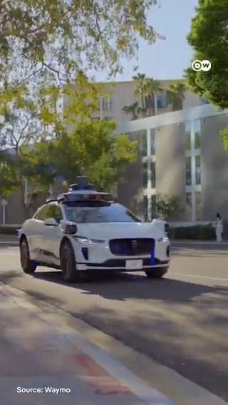 无人驾驶出租车 付费请人「关车门」🚕 谷歌的自动驾驶计程车Waymo可以自行行驶,但乘客如果忘记关上车门,车就动弹不得。Waymo只能招募附近的DoorDash送餐员提供一些有偿小服务——走过去关上车门。#dwrev
