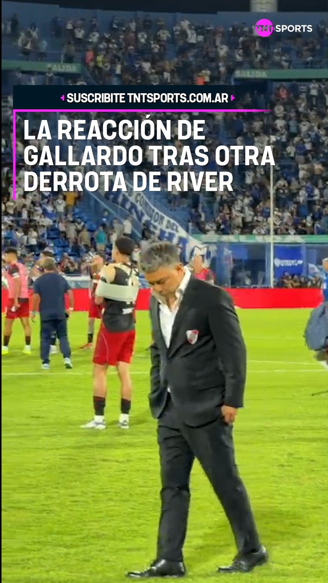 LA DESAZÓN DEL MUÑECO⚪🔴 Así esperó Marcelo Gallardo a los jugadores de River una vez consumada la caída 1-0 ante Vélez. El Millonario no levanta cabeza en el Apertura y fue nuevamente golpeado con el gol de Manuel Lanzini.