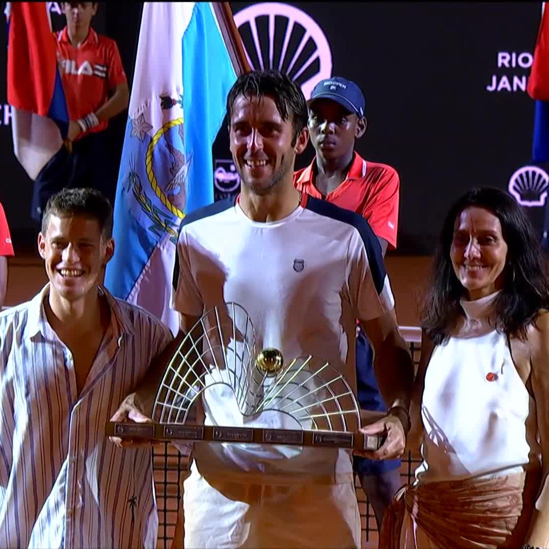 Argentine connection 🇦🇷 diego schwartzman presents Tomás Etcheverry with the Rio trophy!