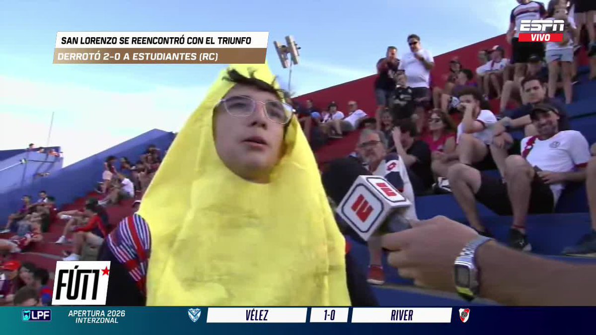 ¡EL HINCHA FUROR DEL CICLÓN! Este cuervo fue al Nuevo Gasómetro DISFRAZADO DE BANANA. Para el padre es un THERIAN VEGANO. 📺 #ESPNFútbol1 | #DisneyPlus Plan Premium