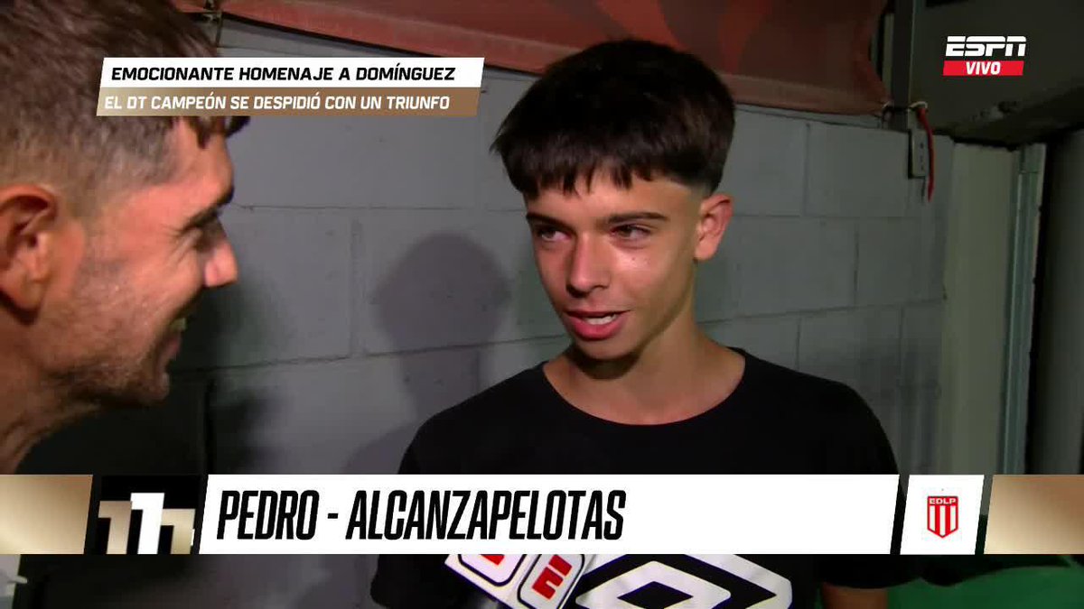"ME LLEVÉ MI PRIMER 'ESTUDIÓ'". El alcanzapelotas del Pincha que se fue expulsado ante Sarmiento se ganó la ovación de la hinchada y una palmada del Barba Domínguez... ¡La escuela de Bilardo, INTACTA! 📺 #ESPNFútbol1 | #DisneyPlus Plan Premium
