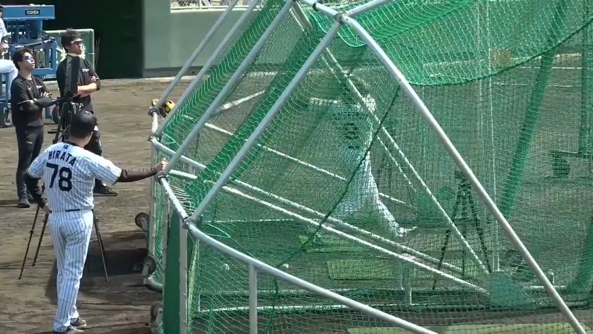 【具志川】 平田ファーム監督の前で鋭い当たりを飛ばしまくる立石選手！ 虎テレでは春季キャンプをライブ配信