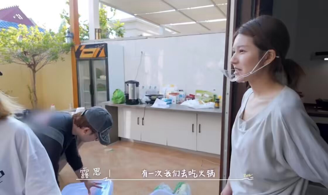 #zhaolusi: there was once i was having hotpot then the boss rushed in saying “i really want to take a picture with you” i was about to turn around when she added “houben can i?” then houben looked at me and went “😌 see do you know who is the top star now” so i said since you are more famous than me you should wear a mask next time 😂 i was the only one wearing it that day