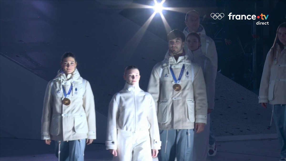 🇫🇷🇮🇹 EN IMAGES | La magnifique Marseillaise en clôture des JO de Milan Cortina pour transmettre le drapeau olympique à la France qui accueillera les prochains JO d'hiver en 2030.