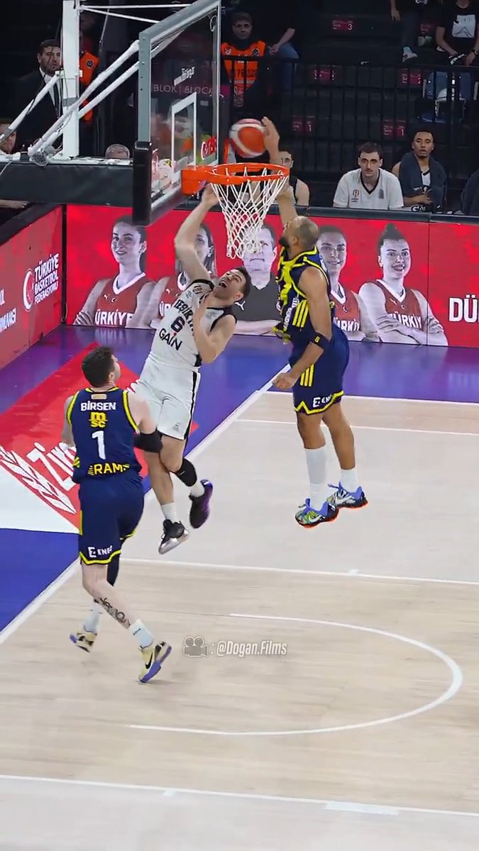 İşte bundan bahsediyorum Metecean burda faul yapmadan duruyor arkadan lebron un igudalaya blok yaptığı pozisyon gibi tucker gelip blogu faulsüz yapıyor.. Beşiktaş olsa burda basket faul yapardı. Faulsuz sert savunma bir günde olmaz alışkanlıktır
