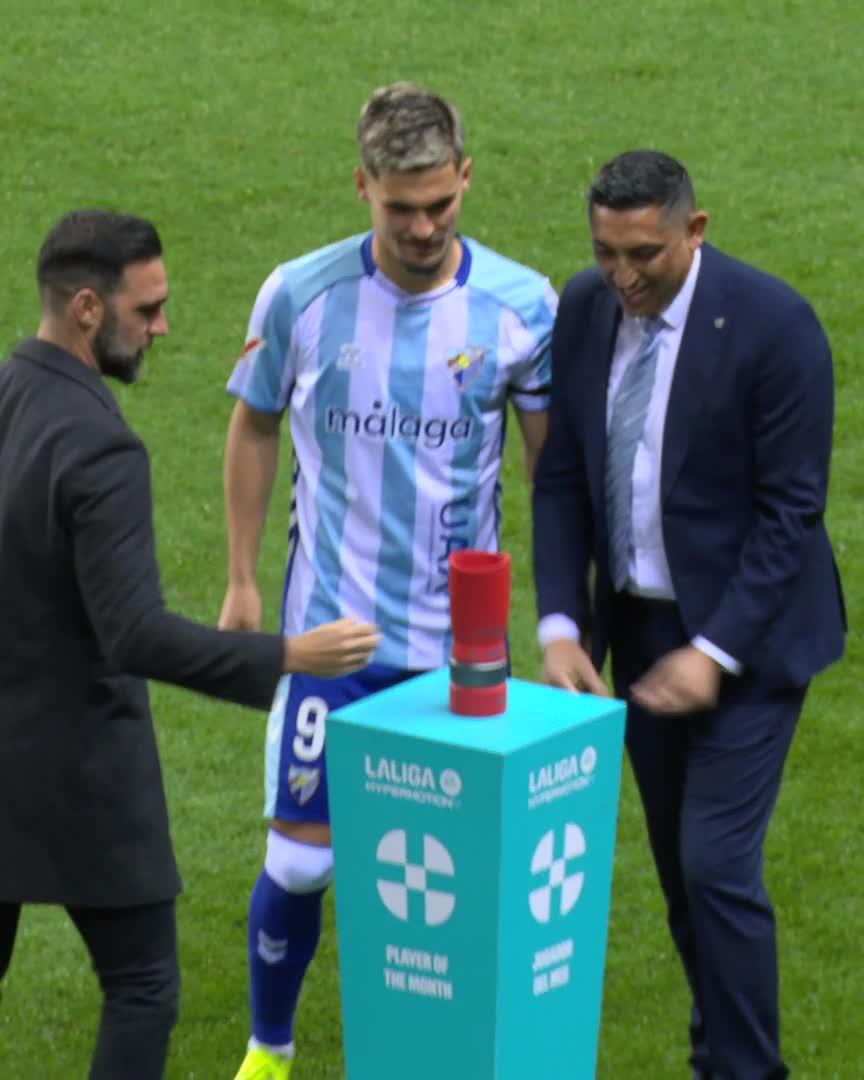 🏆💙 ¡𝐂𝐇𝐔𝐏𝐄 (Málaga CF) recogió el premio a mejor 𝐉𝐔𝐆𝐀𝐃𝐎𝐑 𝐃𝐄𝐋 𝐌𝐄𝐒 de enero en #LALIGAHYPERMOTION! #PREMIOSLALIGA