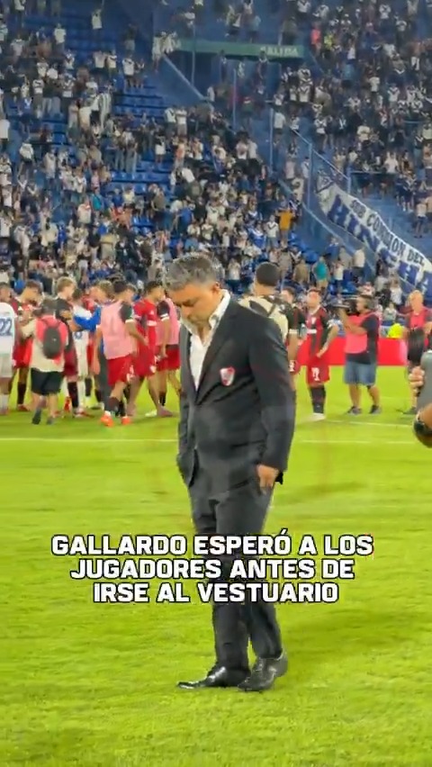 EL GESTO DEL MUÑECO TRAS LA DERROTA: Marcelo Gallardo esperó a sus jugadores antes de irse al vestuario luego de la caída ante Vélez en Liniers. 🚨 El entrenador atraviesa horas críticas desde su regreso a River y analiza su continuidad en estas horas