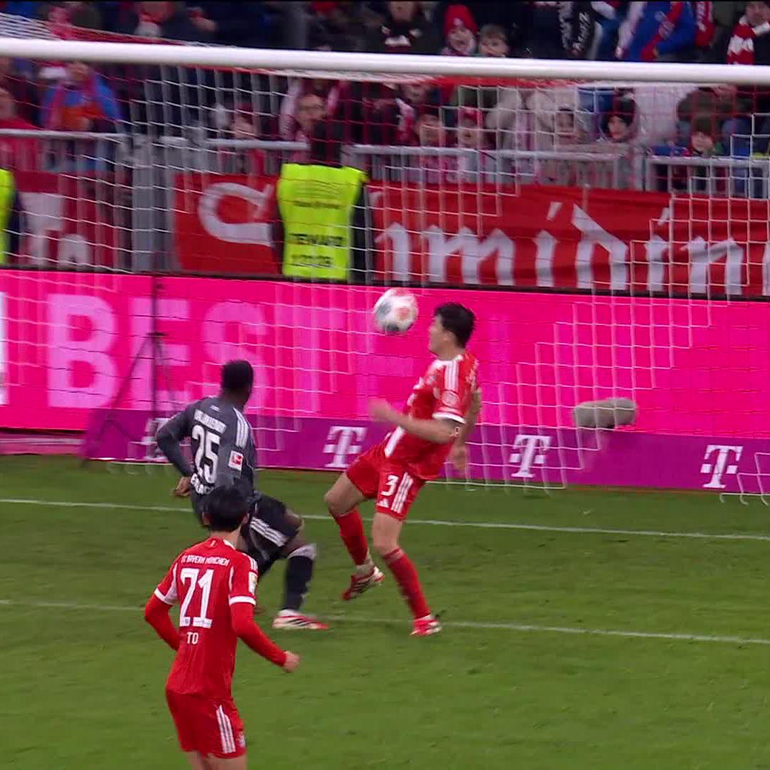Bayernfans sehen das und reden von einem Geschenk, obwohl es der Inbegriff von starkem Pressing, vor allem durch Chaibi, ist