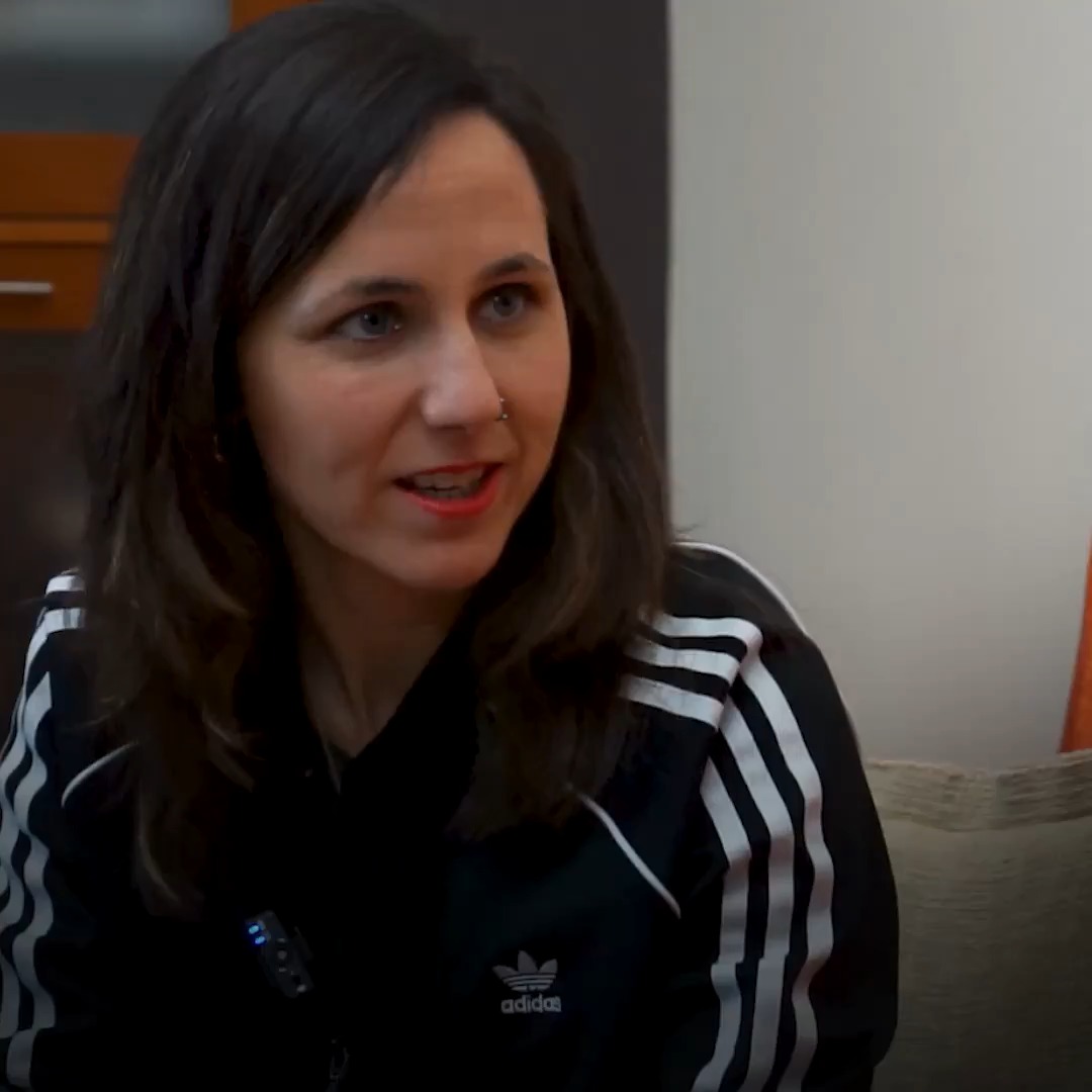 Todo el día corriendo de domicilio en domicilio. Así es la precariedad de las trabajadoras del SAD. No te pierdas la entrevista completa.