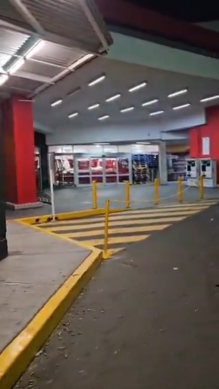 Dos camionetas intentaron ingresar al supermercado de la Plaza Circunvalación en Guadalajara, en la col. Jardines Alcalde. Se encuentran vehículos incendiados y el gimnasio cuenta con varios impactos de bala. 📹 Juan Carlos Munguía