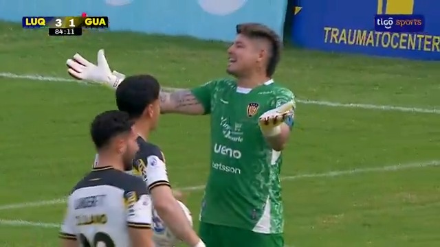 🧤DESAFÍO ENTRE ARQUEROS 🥅Penal para Guaraní. "Vení, no seas cag...", le dijo Alfredo Aguilar a Gaspar Servio. Pero el que pateó fue Diego Fernández, tapó el arquero de Luqueño y hubo gol tras el rebote. ⚽️Pero, se repitió por invasión de área. Del segundo remate, ya se encargó Servio y convirtió con dedicatoria incluida. 📺Tigo Sports ▶️Mirá el #AperturaAPF2026 por
