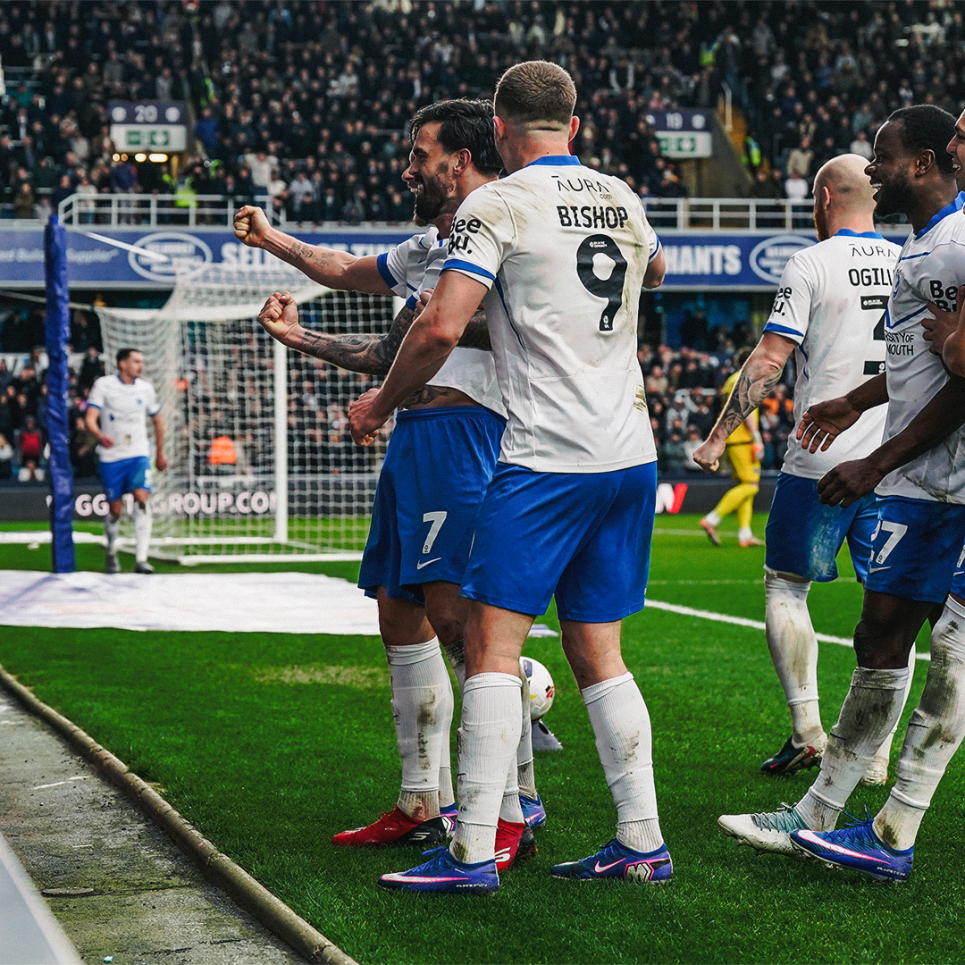 Lee Brown loving it on co-comms. #Pompey fans loving it in the away end. Great, great scenes. 🍿