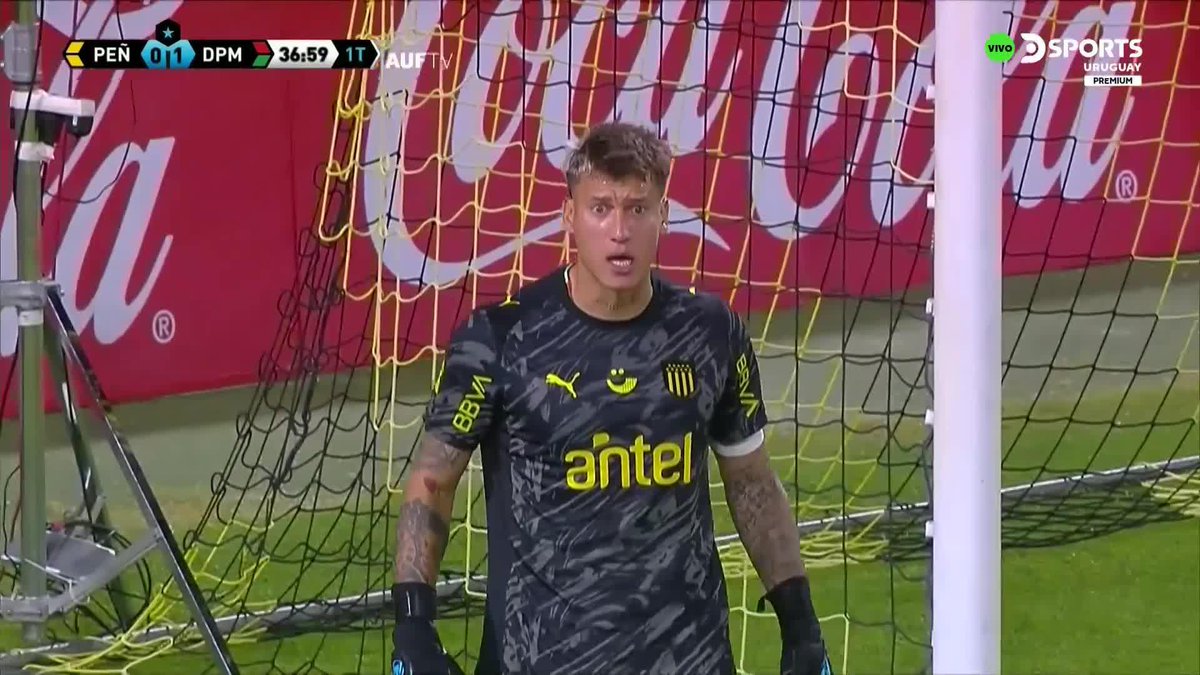 🇺🇾😳 Luis Miguel Angulo, ex-Talleres, dió mal un pase jugando para Peñarol y su arquero Washington Aguerre lo mató a puteadas. “LA C… DE TU MADRE”.