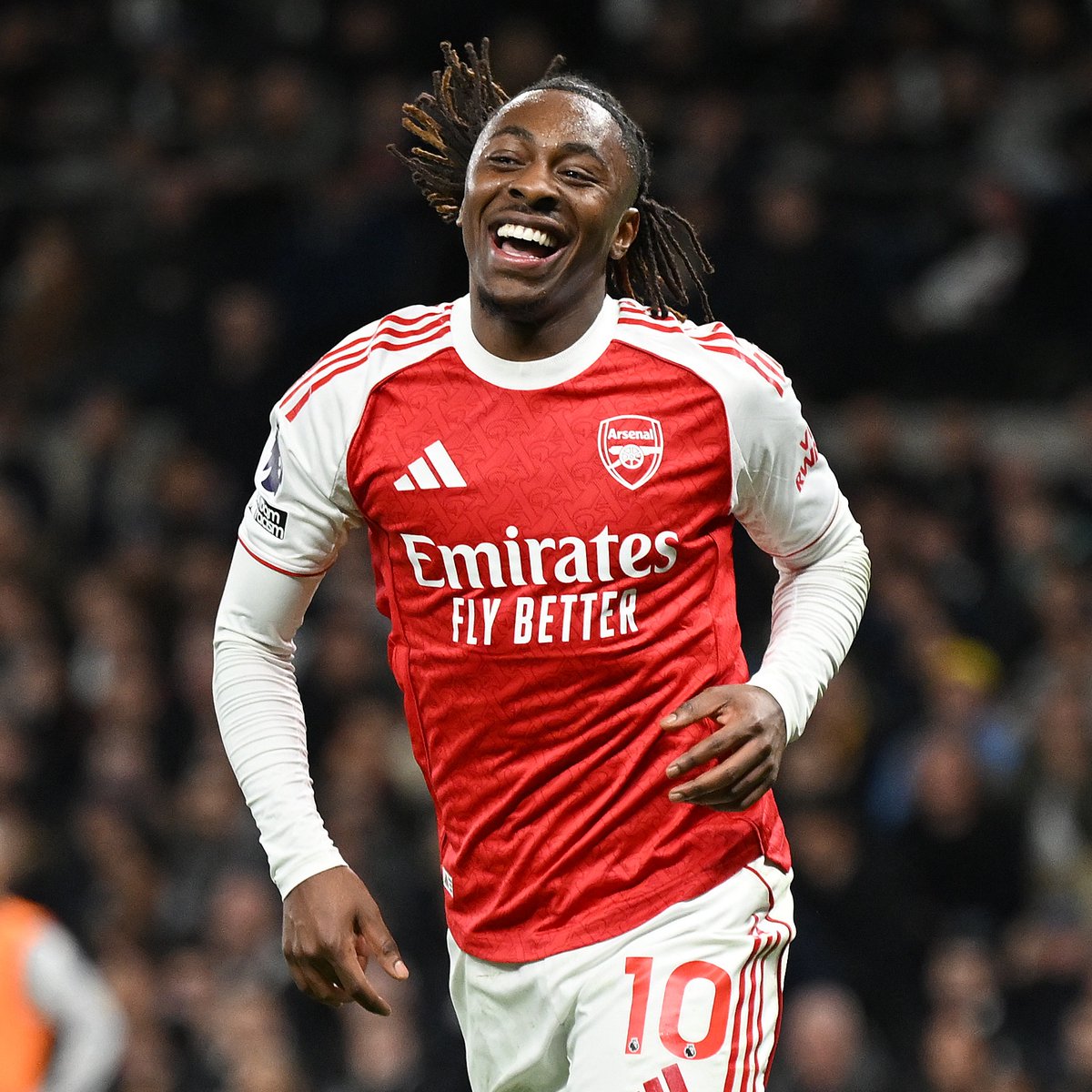 One of Gyokeres's problem at Arsenal is that he touches the ball too much in the buildup rather than focusing on minimalist one-touches and lay-offs. He does that well for this Eze goal.