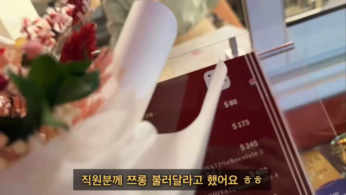 와 이번엔 반대로 대만으로 꽃들고감 만나려면 무조건 비행기 타야되는 롱디라 그런가 남자둘이 ㄹㅇ 쏘로맨틱