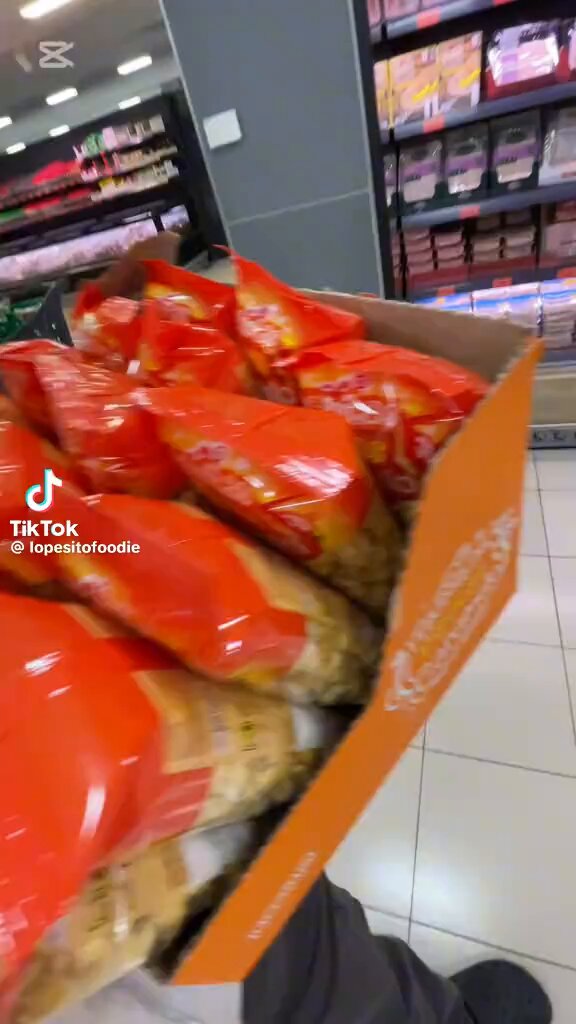 A este tío hay que buscarlo y pegarle un susto sin coñas : - se recorre 3 Mercadonas para unas palomitas - va como un retrasado corriendo y gritando por los pasillos ( rozando los 30 ) - los encuentra en un Mercadona y lo que hace es que se lleva la puta caja entera