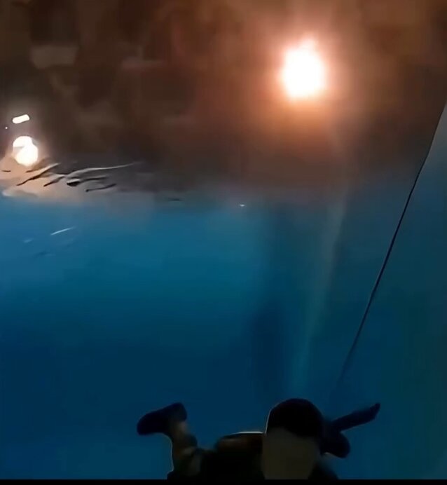 Former Navy SEAL explains how he’s able to see clearly underwater—no goggles required.