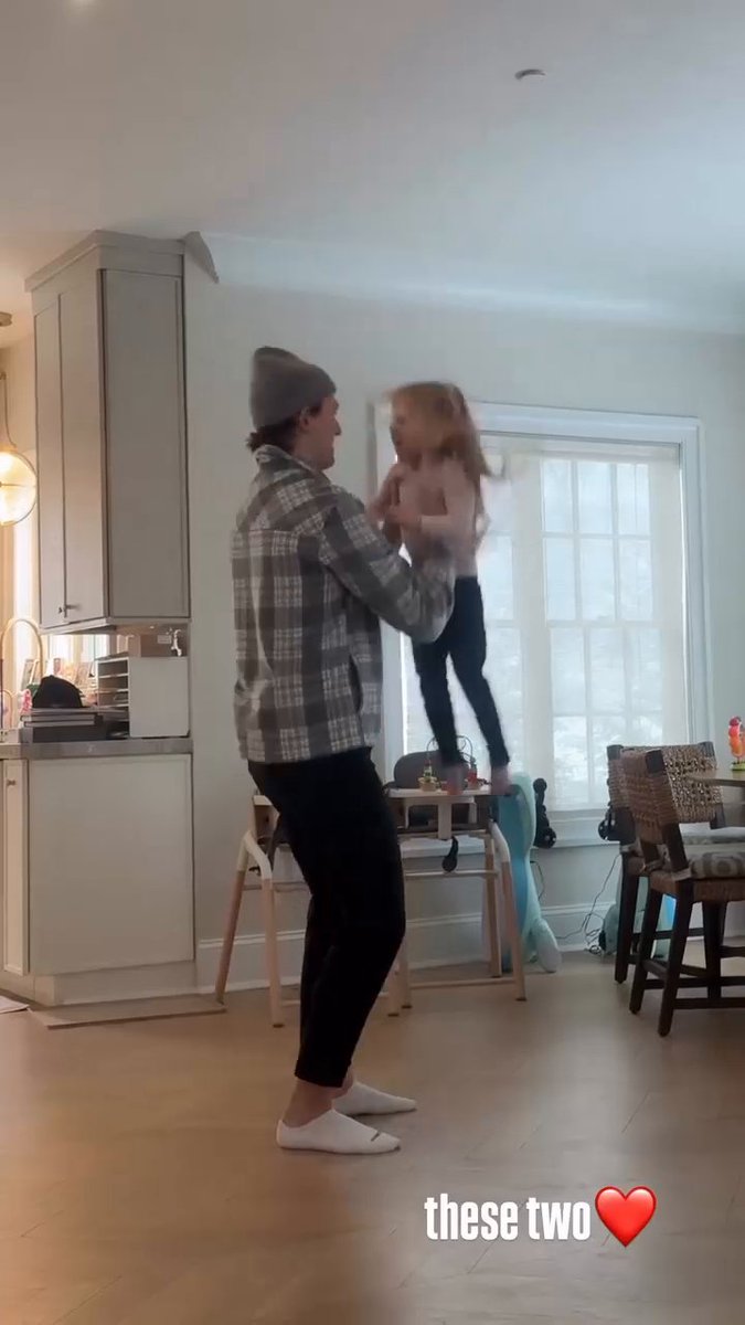 Impromptu dance party with Matthew Schaefer and one of Matt Martin's daughters. 🥹 (🎥: Sydney Esiason Martin)