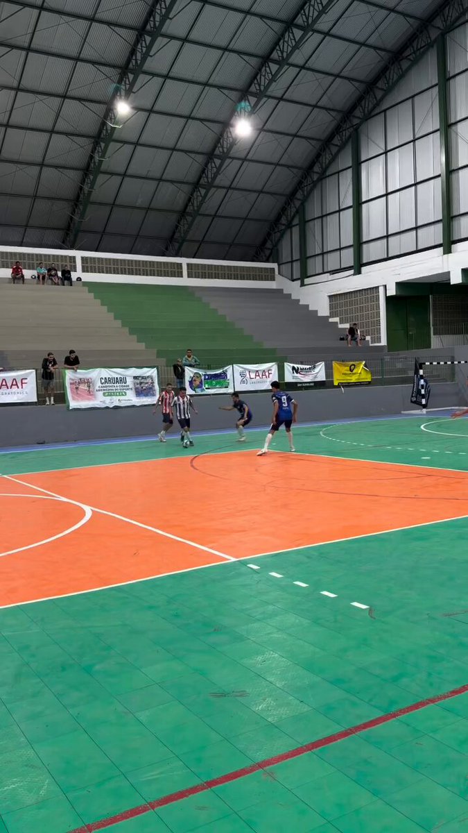 Se hizo el canchero y le cobraron falta antideportiva. Bien por los árbitros.