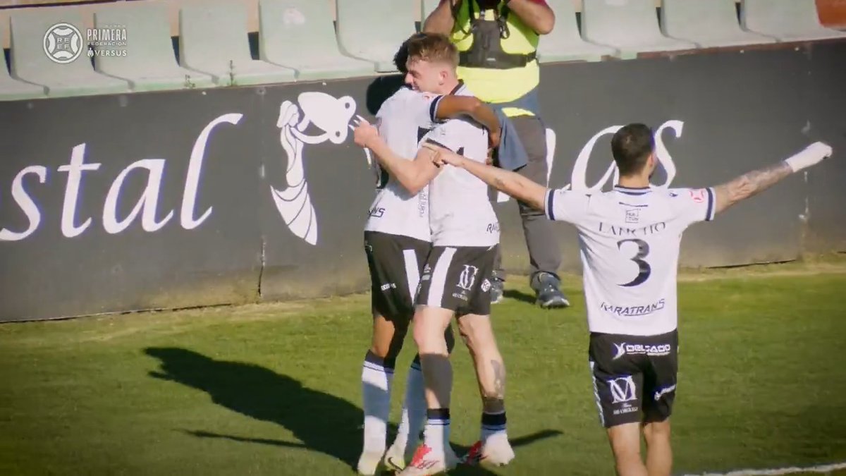 Una jugada para la historia... 💭 🇮🇸 Hallsson, primer jugador islandés en marcar en #PrimeraFederación. A.D. Mérida | #VersusELearning