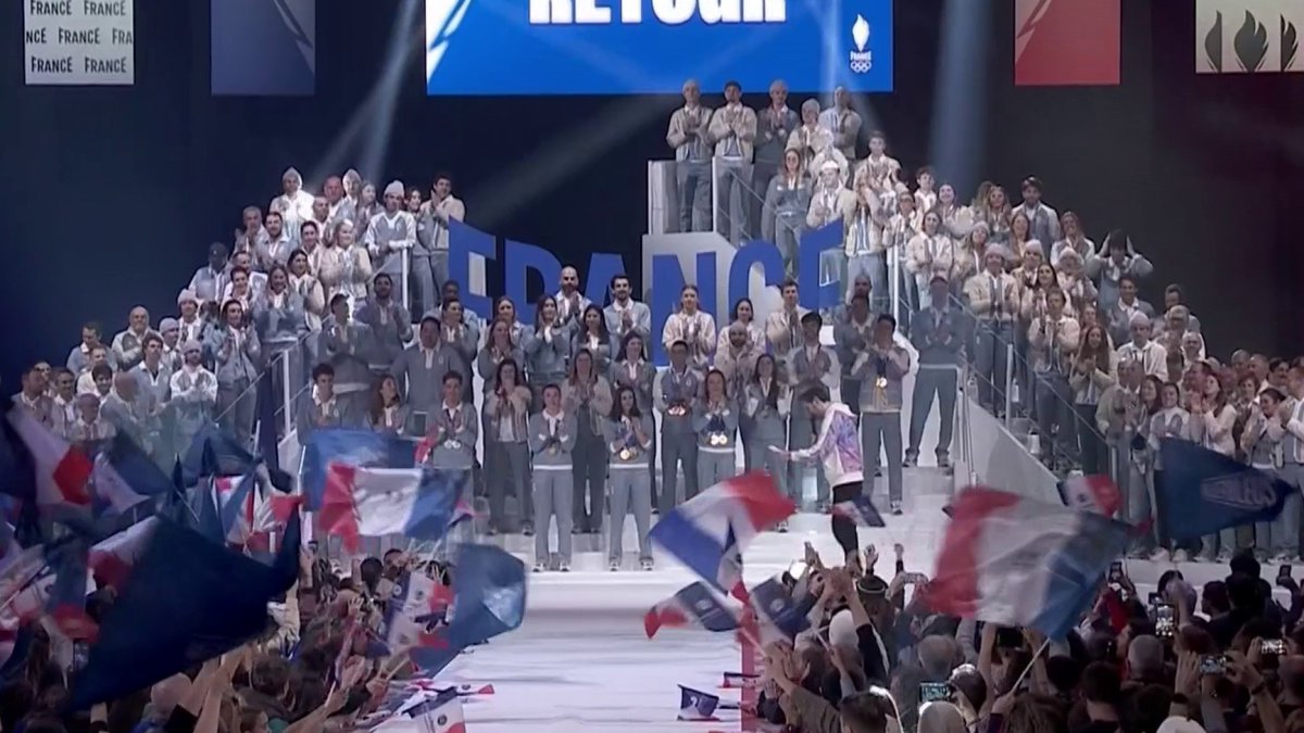 ❄️ #MilanoCortina2026 | 🤩🇫🇷 Nos athlètes olympiques tricolores reprennent en chœur la Marseillaise ! 📺 En direct sur la chaîne sport :