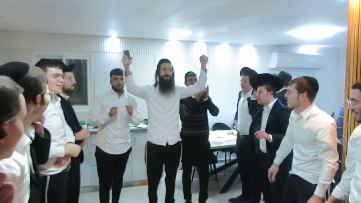 סוכל מעצר עריק חרדי בפרדס חנה. המפגינים שהגיעו להבריח את המשטרה הצבאית - חוגגים. צילום: דוד קשת