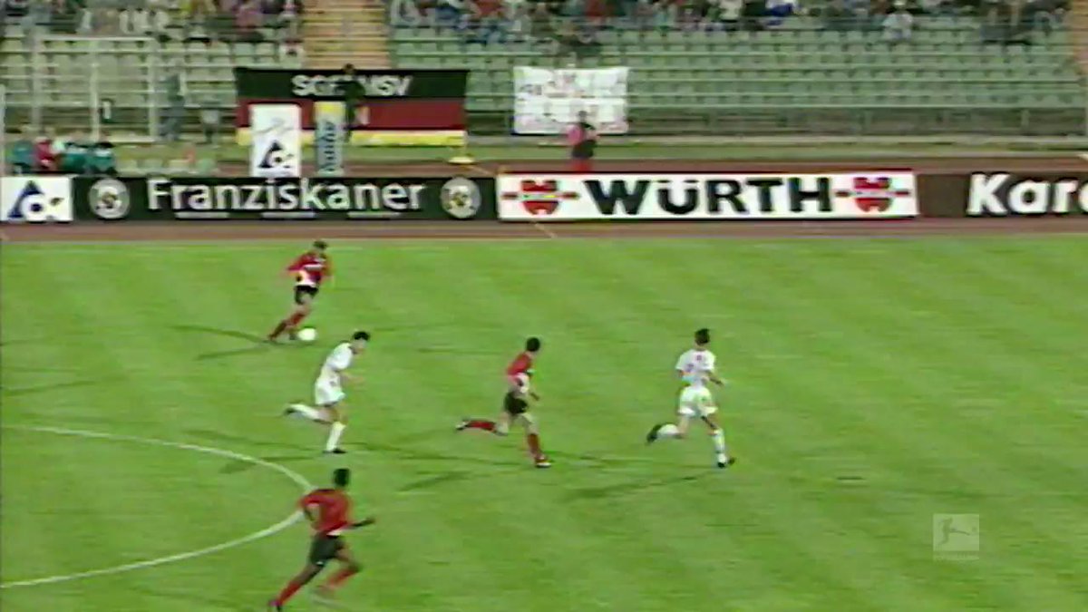 ⚽🇳🇬 En 1993, Jay-Jay Okocha tenía 20 años y disputaba su segunda temporada en la Bundesliga con Eintracht Frankfurt. Así bailó al Karlsruhe, con Oliver Kahn en el arco, para marca el gol del año en Alemania.