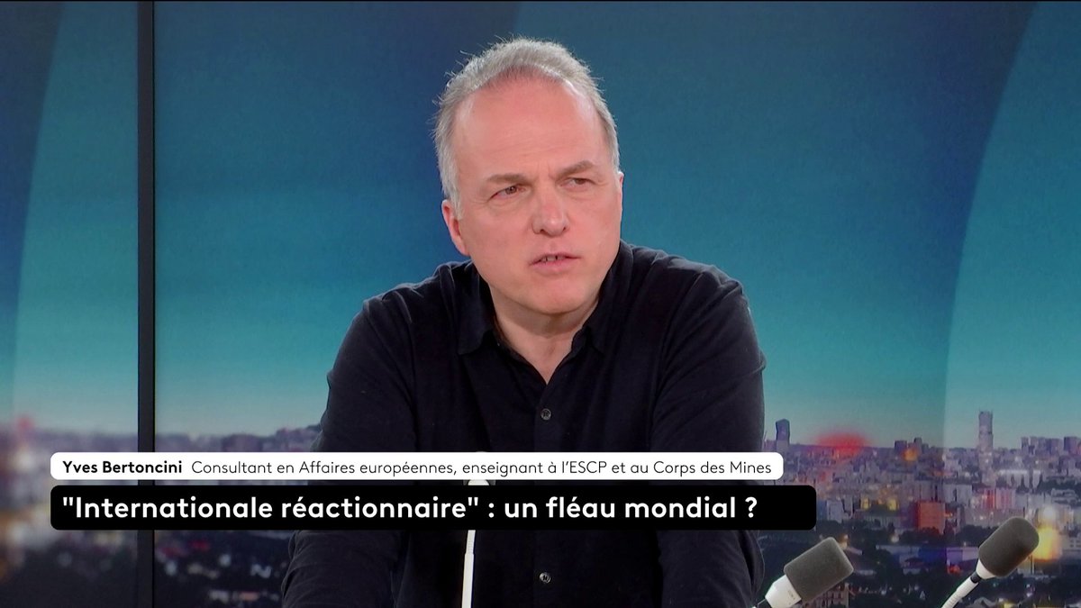 🔴 🗣️ "Emmanuel Macron a une cote qu'il n'a absolument pas chez lui [...] notamment en Allemagne", observe l'éditorialiste politique Henri VERNET, qui souligne la popularité du président de la République à l'étranger. Loïc de La Mornais #SurLeTerrain #Canal16