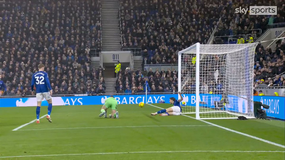 Amad Diallo’s early effort aims for the net but Tarkowski pulls off a crucial goal-line clearance! 😰
