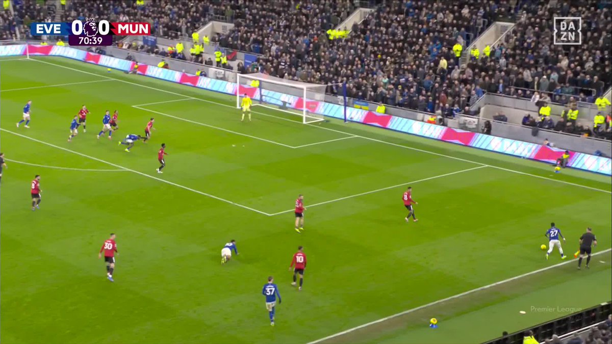 Šeško llegó al United para esto 🎯 Contra de libro para que los 'Red Devils' conquisten la casa del Everton 💥 #PremierLeagueDAZN ⚽🏴󠁧󠁢󠁥󠁮󠁧󠁿