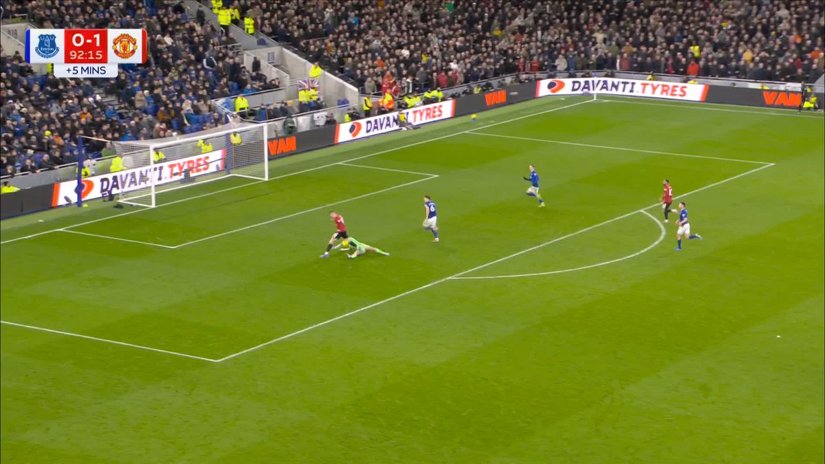 Jordan Pickford comes up HUGE in the final moments to deny Sesko! 🧤