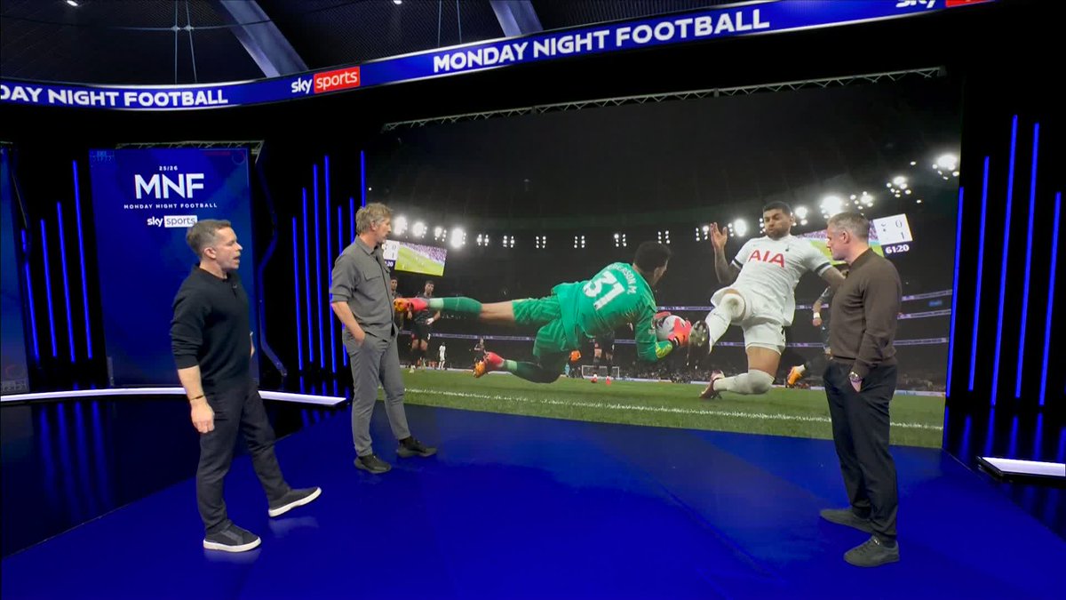"I thought I'd made the top five Jamie, come on!" Jamie Carragher ranks Edwin van der Sar as his sixth-best goalkeeper in Premier League history 🫣