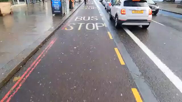 Malditos ciclistas que circulan por la banqueta, no se dan cuenta del peligro que provocan a los peatones. ¿Pero eso era una camioneta?