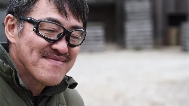 お湯かけ5分でできるカレーメシはサバゲーにぴったり！ と伝えるはずが、気が付いたらマシンガンで蜂の巣にされてたぜ！！