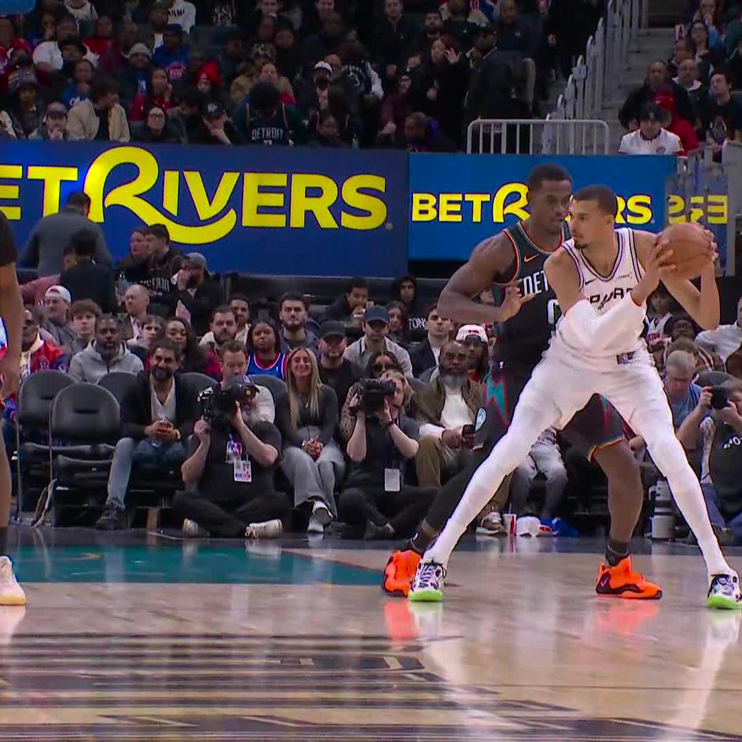 Cade came out of NOWHERE to strip Wemby. 📺 Peacock and NBCSN
