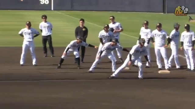 【宜野座】 選手の動きがシンクロして一体感があります！ 虎テレでは春季キャンプをライブ配信