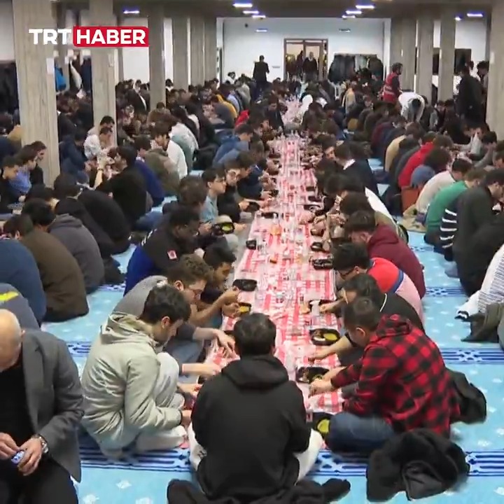 ODTÜ öğrencileri iftar sofrasında buluşuyor. Gelenekselleşen iftar programıyla, her akşam yaklaşık 2 bin öğrenci ODTÜ Camii’nde birlikte oruç açıyor.