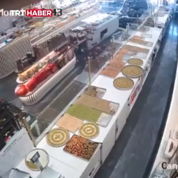 Ankara’da park etmeye çalışan bir sürücü, aracıyla pastaneye daldı.