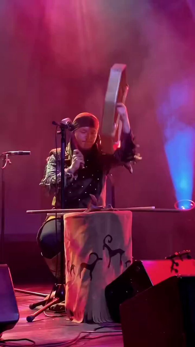 “Türk Kanı” müziğinin etkileyici canlı performansı;