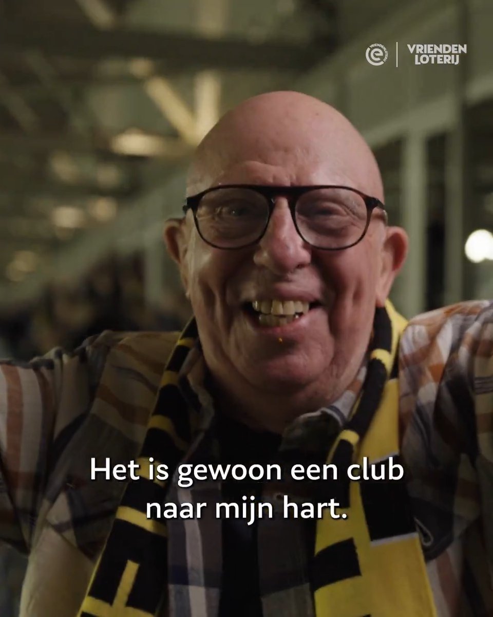 De 85-jarige Harry samen met andere vrijwilligers in het zonnetje gezet door Vitesse!💛🖤 #VoetbalGeeft | @Vriendenloterij