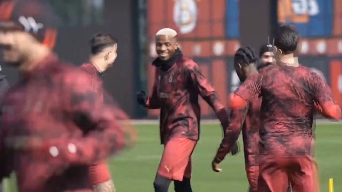 🤩 ​Juventus maçı öncesi Victor Osimhen'in keyfi yerinde.
