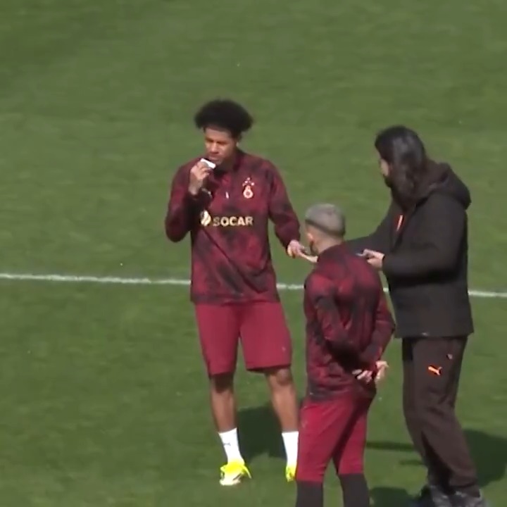 🍬 🙂 İdman öncesi Gabriel Sara'ya ciklet ikramı.