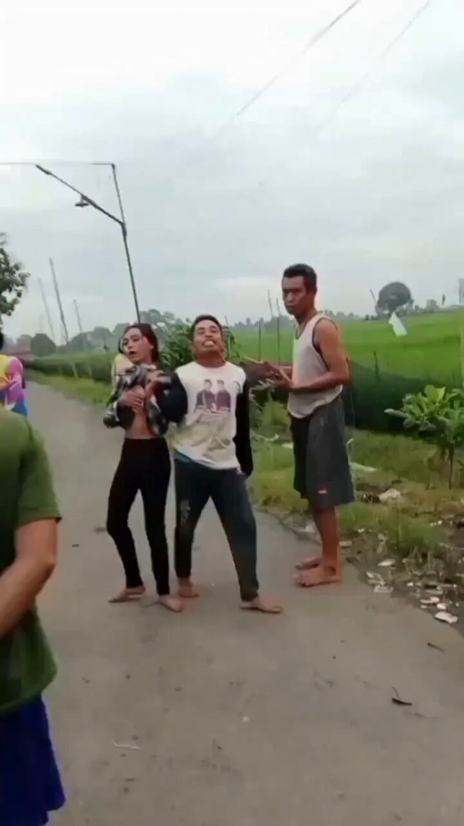 Kembali lagi publik dihebohkan oleh aksi cur*nmor diwilayah Majalengka yang pelakunya adalah seorang cewek. Dalam rekaman yang beredar warga mengamankan pelaku cewek tersebut sambil menginintrogasi dan sesekali kasih sentuhan mesra kepada pelaku. Menurut informasi pelaku sudah diserahkan ke Polsek Ligung guna pemeriksaan lebih lanjut dan mempertanggung jawabkan perbuatanya. 🎥 adi jaya farm