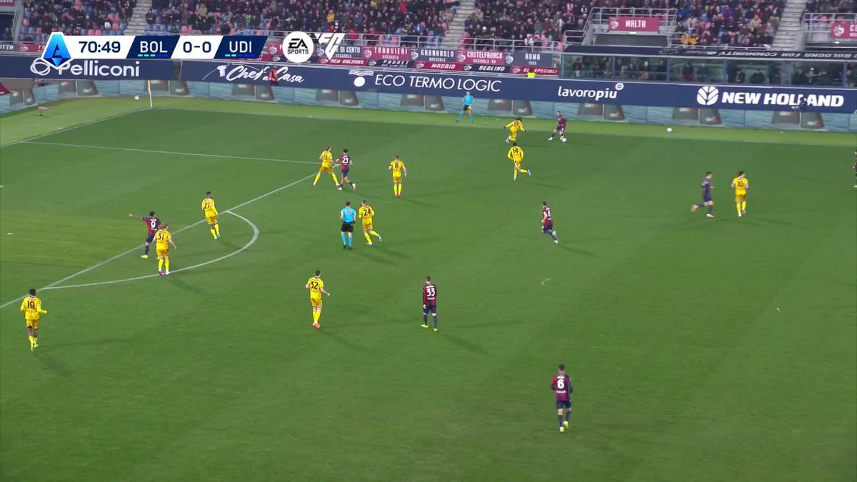 L’arbitrage en Italie 🇮🇹 ces dernières semaines est… 𝗧𝗥𝗘̀𝗦 𝗦𝗨𝗥𝗣𝗥𝗘𝗡𝗔𝗡𝗧. 🥶 Hier, Bologne s’est vu attribuer un penalty très discutable sur cette action… Penalty ou pas selon vous ? 🤔 🎥 DAZN France