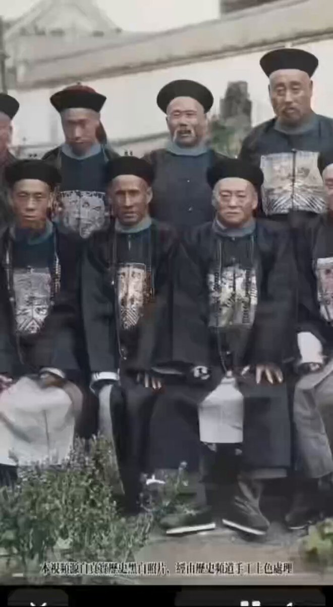 传说这群人已经穿越到了当代，他们有个崭新的名字叫做：中国共产党！